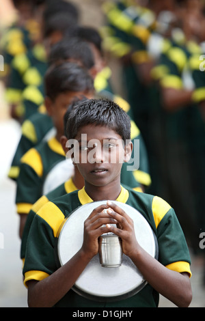 Vijayawada, Inde, garçon attendant l'alimentation scolaire dans SKCV Village des enfants, un centre pour enfants des rues Banque D'Images