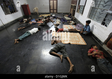 Vijayawada, Inde, les enfants des rues dormir dans un refuge de nuit sur le terrain Banque D'Images