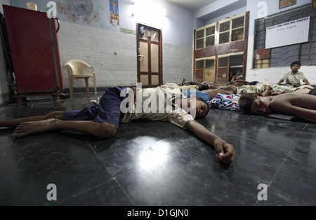 Vijayawada, Inde, les enfants des rues dormir dans un refuge de nuit sur le terrain Banque D'Images