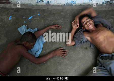 Vijayawada, Inde, les enfants des rues dormir dans un refuge de nuit sur le terrain Banque D'Images