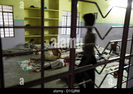 Vijayawada, Inde, les enfants des rues dormir dans un refuge de nuit sur le terrain Banque D'Images