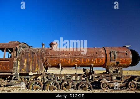 La rouille vieille locomotive à vapeur à la gare de train (cimetière cimetière), Uyuni, au sud-ouest, Bolivie, Amérique du Sud Banque D'Images