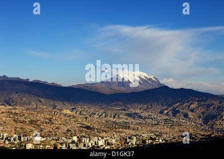 Vue sur la Paz avec le Mont Illimani en arrière-plan, la Bolivie, l'Amérique du Sud Banque D'Images