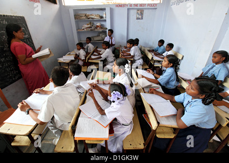 Vijayawada, Inde, une classe d'école dans la classe avec l'enseignant Banque D'Images