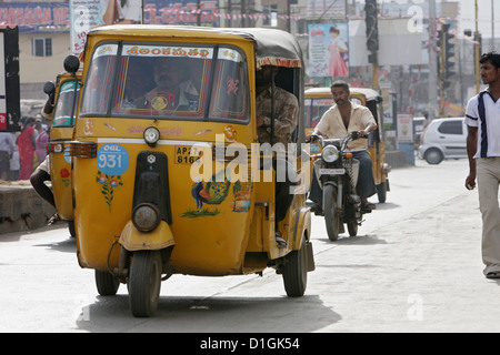 Vijayawada, Inde, Tuk Tuks sur la route Banque D'Images