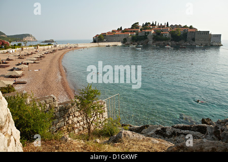 La petite île de Sveti Stefan, maintenant un exclusif hôtel Aman resort, Budva, Monténégro, Europe Banque D'Images