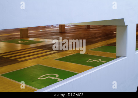 Parking handicapés vide du Cabot Circus Bristol Banque D'Images