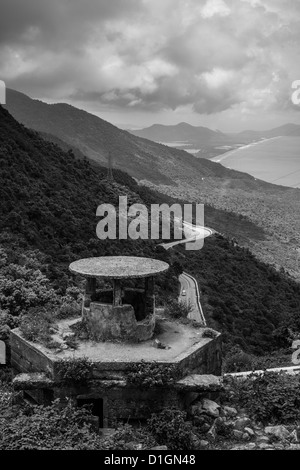 Photo d'une friche militaire américaine look out position sur le passage de Hai Van au Vietnam Banque D'Images