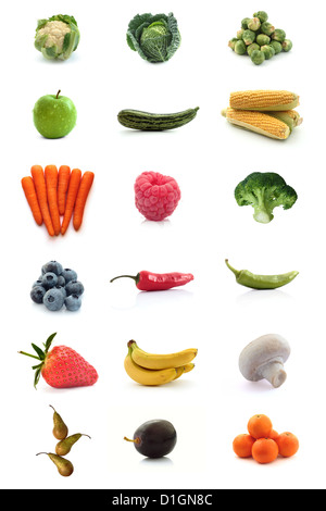 18 fruits et légumes mixte isolé sur un fond blanc. Banque D'Images