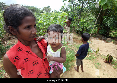 Galle, Sri Lanka, une mère avec son enfant dans ses bras Banque D'Images