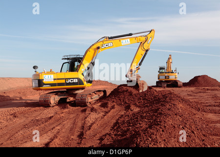 Grand tracké digger diggers des machines des lourds d'excaver les sols sur nouvelle route scheme UK Banque D'Images