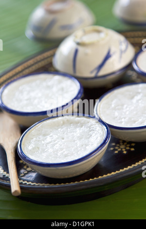 Dessert thaï fait de lait de coco, la farine, la farine de tapioca et feuilles de pandan Banque D'Images