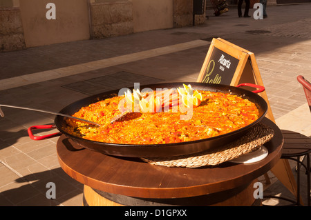 Une paella traditionnelle décorée avec des oranges et citrons Banque D'Images