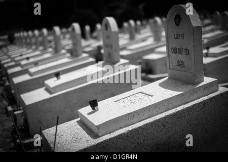 Image en noir et blanc des sépultures de guerre vietnamiens pour les soldats qui ont perdu la vie dans la guerre contre l'Amérique Banque D'Images