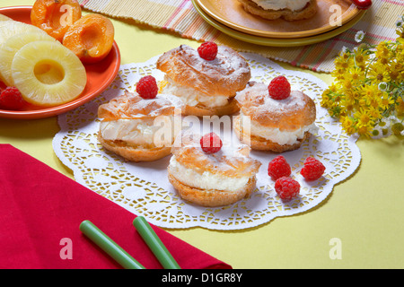 Les cookies à la crème et framboises Banque D'Images