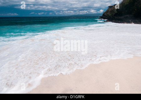 Plage avec sable blanc. , Padangbai Bali, Indonésie. Banque D'Images