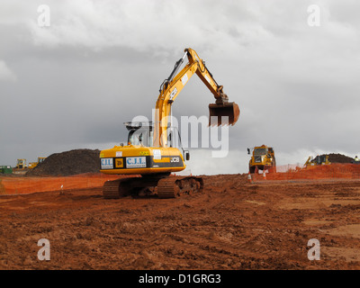 Pelle à Chenilles JCB pelleteuse camion de chargement sur l'autoroute construction bâtiment site UK Banque D'Images