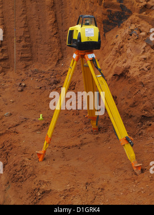 Monté sur trépied laser rotatif à mise à niveau automatique pour le réglage du niveau des travaux sur un chantier de construction au Royaume-Uni Banque D'Images