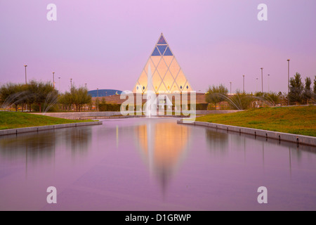 Palais de la paix et de la réconciliation pyramide conçue par Sir Norman Foster, Astana, Kazakhstan, en Asie centrale, Asie Banque D'Images