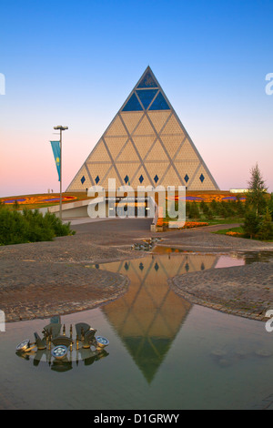 Palais de la paix et de la réconciliation pyramide conçue par Sir Norman Foster, Astana, Kazakhstan, en Asie centrale, Asie Banque D'Images