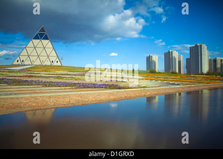 Palais de la paix et de la réconciliation pyramide conçue par Sir Norman Foster, Astana, Kazakhstan, en Asie centrale, Asie Banque D'Images