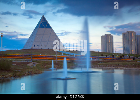 Palais de la paix et de la réconciliation pyramide conçue par Sir Norman Foster, Astana, Kazakhstan, en Asie centrale, Asie Banque D'Images