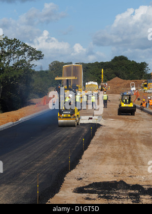 Pose de revêtement de surface d'asphalte tarmac blacktop nouvelle construction de routes construction site UK Banque D'Images