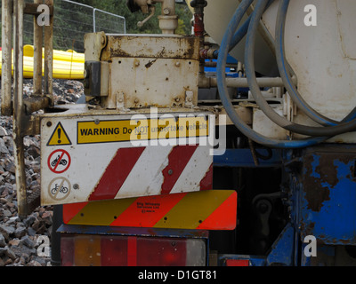 Avertissement Ne pas entreprendre véhicule signe sur l'arrière d'un camion poids lourds entreprise camion bétonnière danger pour les cyclistes UK Banque D'Images