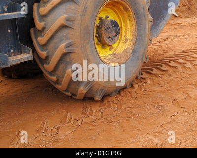 Close up detail d'une grande profondeur des pneus rechapés pneus d'un camion-benne dumper site uk Banque D'Images