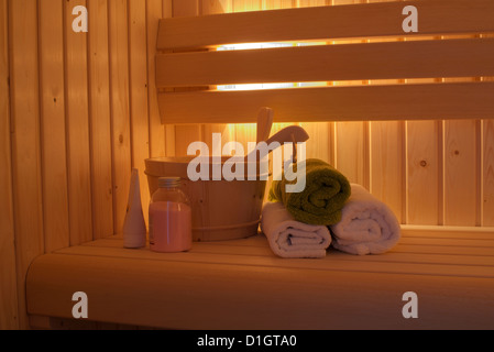 Sauna intérieur avec des serviettes et le seau en bois Banque D'Images