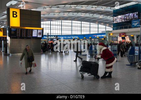 Le 21 décembre 2012. T5 L'aéroport de Heathrow, Londres, sur ce que l'on attendait d'être le jour le plus chargé pour Noël voyage. © Danny Callcut Banque D'Images