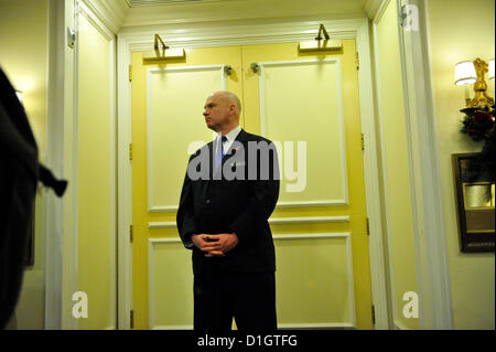 21 décembre 2012 - Washington, DC, États-Unis - l'un d'un certain nombre d'entrepreneurs de sécurité garde l'entrée d'une salle de bal à l'Hôtel Willard, à Washington, DC, au cours d'un sweep canine de la chambre à l'avance d'une conférence de presse prévue par l'ARN. L'ARN, la plus grande arme, droit-de-l'événement médiatique programmée une semaine après un tir de masse dans laquelle 26 personnes ont été tuées lors d'une Newtown, Connecticut, l'école primaire. (Crédit Image : © Jay Egelsbach/ZUMAPRESS.com) Banque D'Images