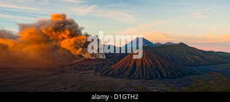 Le Mont Bromo (Gunung Bromo), un volcan en éruption, au lever du soleil, nuages de cendres à vomir, à l'Est de Java, en Indonésie, en Asie du sud-est Banque D'Images