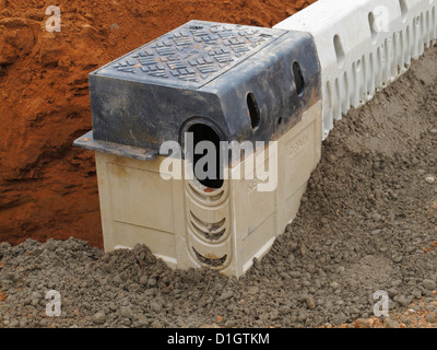 Site de construction routière closeup détail BCA bordures et caniveaux de drainage du système de frein à vide agissant en tant que transporteur britannique de vidange Banque D'Images