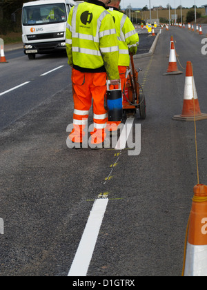 Signalisation de piste screeding lignes blanches sur une autoroute UK en utilisant des matières thermoplastiques Banque D'Images