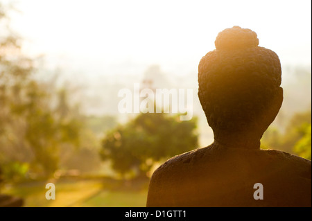 Statue de Bouddha en pierre au lever du soleil au temple bouddhiste, Borobudur (Borobodur), Java, Indonésie, Asie du Sud, Asie Banque D'Images