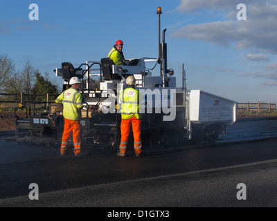 Un entrepreneur de Génie Civil Gang d'entretien des routes en asphalte de pose des revêtements routiers en UK Banque D'Images