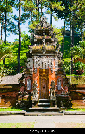 Porte balinaise à Pura Tirta Empul Temple Hindou, Bali, Indonésie, Asie du Sud, Asie Banque D'Images