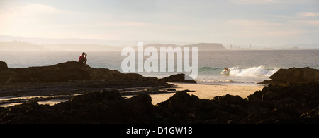 Australian man watching surfeurs de Tweed Heads, Gold Coast, Queensland, Australie, Pacifique Banque D'Images