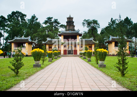 Les bâtiments près de la Pagode Thien Mu, Hue, Vietnam, Indochine, Asie du Sud-Est, l'Asie Banque D'Images