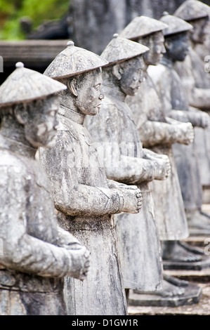 Ligne de statues en pierre au Tombeau de Khai Dinh, Hue, Vietnam, Indochine, Asie du Sud-Est, l'Asie Banque D'Images