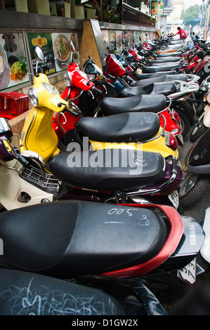 Des centaines de mobylettes dans une scène de rue à Ho Chi Minh Ville (Saigon), Vietnam, Indochine, Asie du Sud-Est, l'Asie Banque D'Images