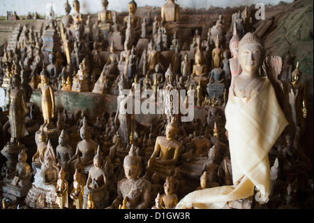 Des centaines de Bouddhas aux grottes de Pak Ou, Luang Prabang, Laos, Indochine, Asie du Sud, Asie Banque D'Images