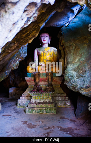 Bouddha caché dans les grottes Tham Sang, Vang Vieng, Laos, Indochine, Asie du Sud-Est, l'Asie Banque D'Images