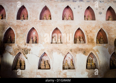 Paires de petites statues de Bouddha de Wat Si Saket, le plus célèbre temple de Vientiane, Laos, Indochine, Asie du Sud-Est, l'Asie Banque D'Images