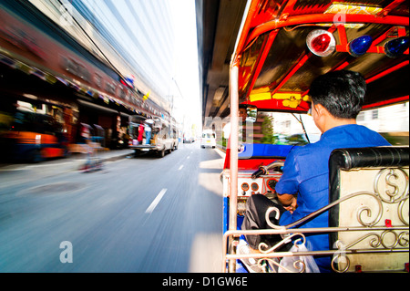 L'accélération du conducteur de tuk tuk à Bangkok, Thaïlande, Asie du Sud, Asie Banque D'Images