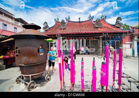 Les gens priant derrière de grands malaisien d'encens dans un temple bouddhiste à George Town, Penang, Malaisie, Asie du Sud, Asie Banque D'Images