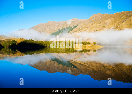 Misty réflexions sur le lac calme Moke, Queenstown, Otago, île du Sud, Nouvelle-Zélande, Pacifique Banque D'Images