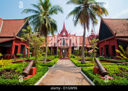 Cour intérieure à l'intérieur du Musée National de CAMBODGE, Phnom Penh, Cambodge, Indochine, Asie du Sud, Asie Banque D'Images