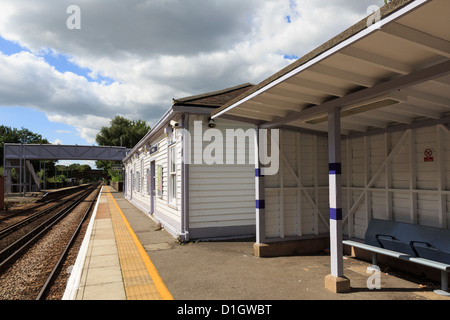 Le long de la plate-forme d'un petit pays gare sur Londres à Ashford ligne à B-5542 Kent Angleterre Royaume-uni Grande-Bretagne Banque D'Images